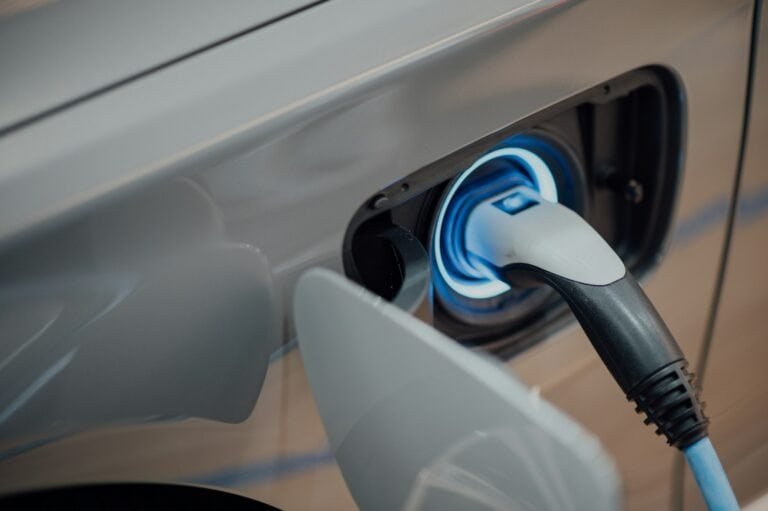 Essence et diesel trop chers : faut-il passer à l’électrique ?